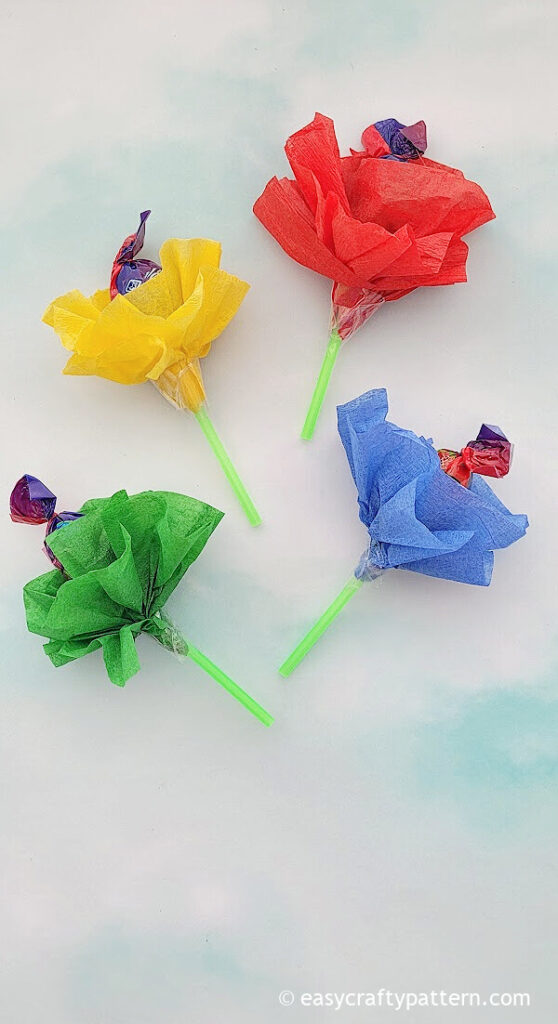 Four lollipop flowers from crepe paper.
